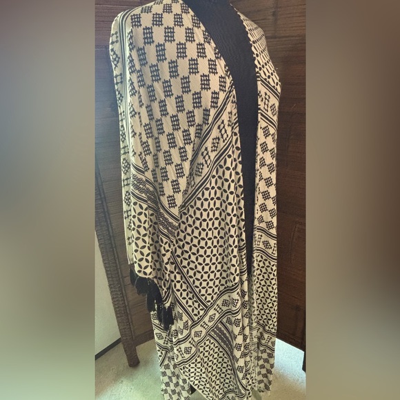 Black and Cream Patterned Long Kimono - Picture 6 of 6
